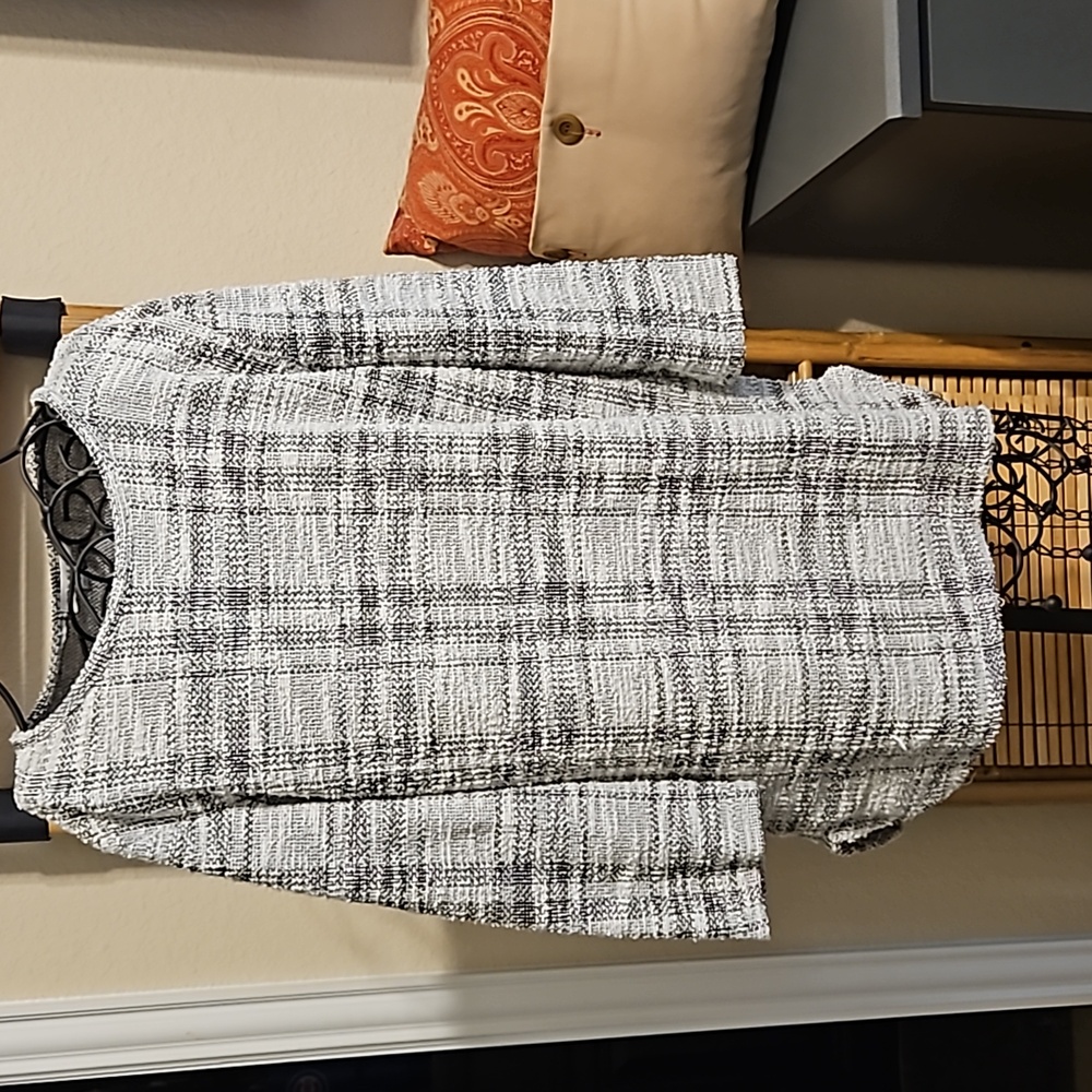 Black and white 3/4 sleeve top